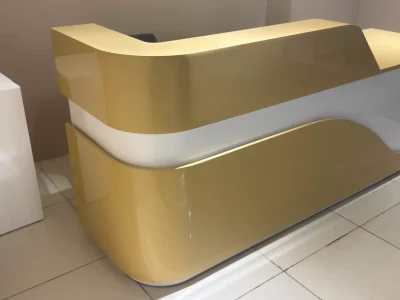 11 خطای رایج در خرید میز کانتر که هزینههای شما را افزایش میدهد! 2 نمای نزدیک از میز پذیرش با ام دی اف هایگلاس